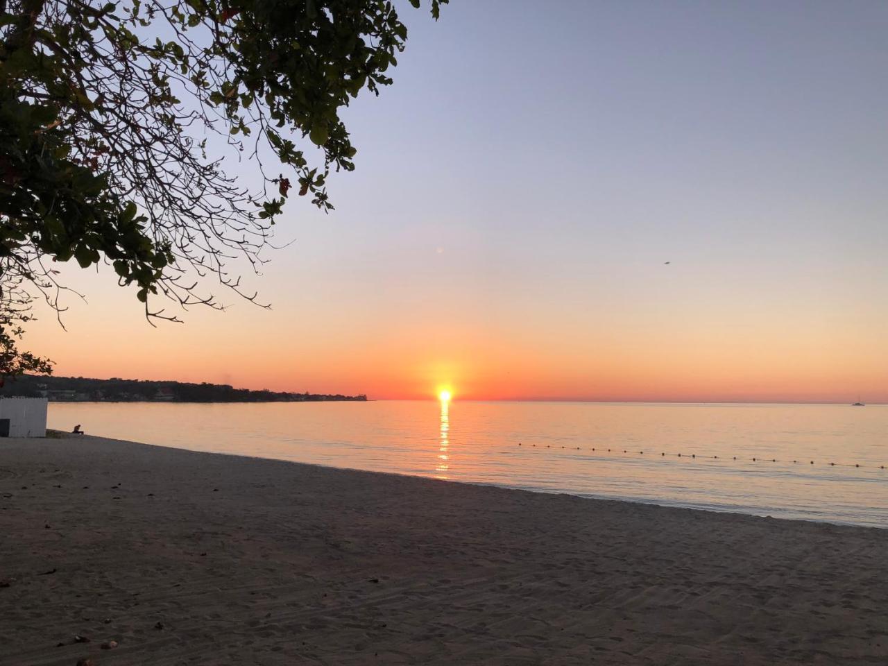 Coral Seas Beach Negril Buitenkant foto