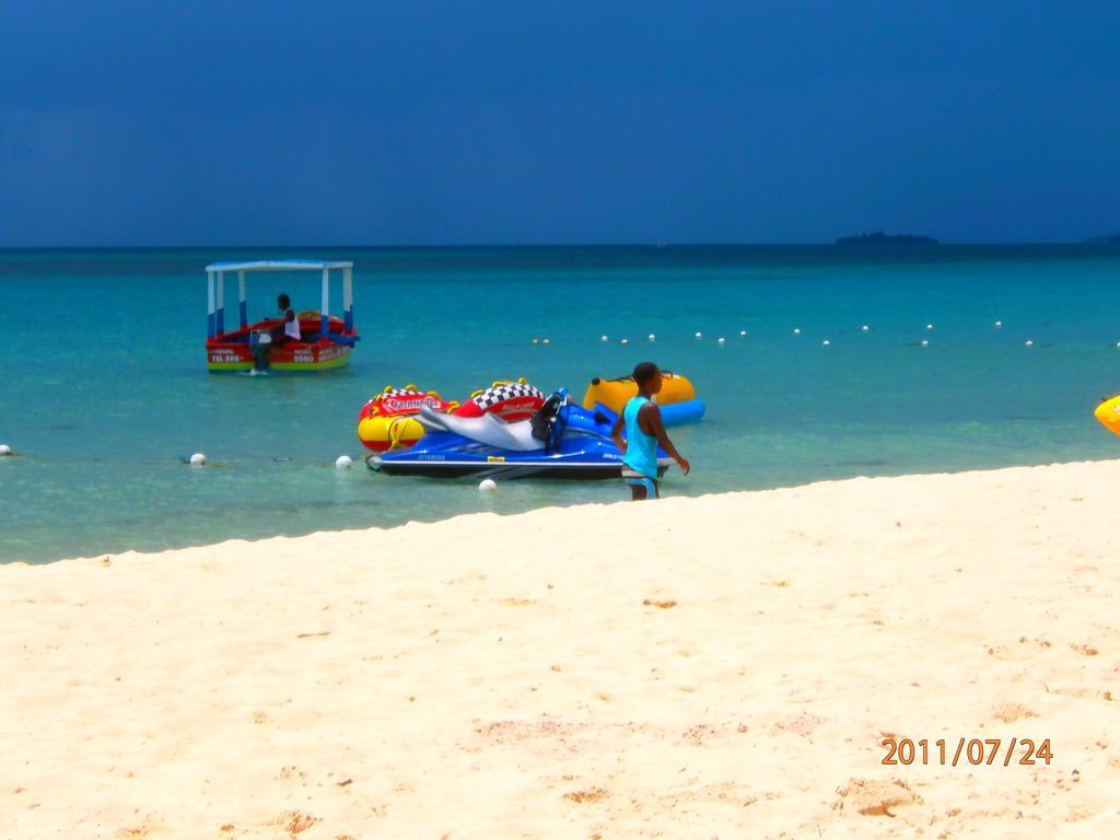 Coral Seas Beach Negril Buitenkant foto