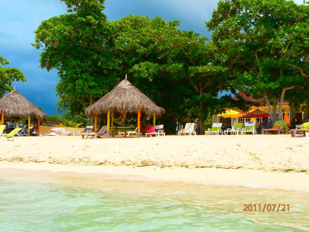Coral Seas Beach Negril Buitenkant foto
