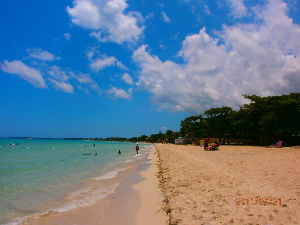 Coral Seas Beach Negril Buitenkant foto