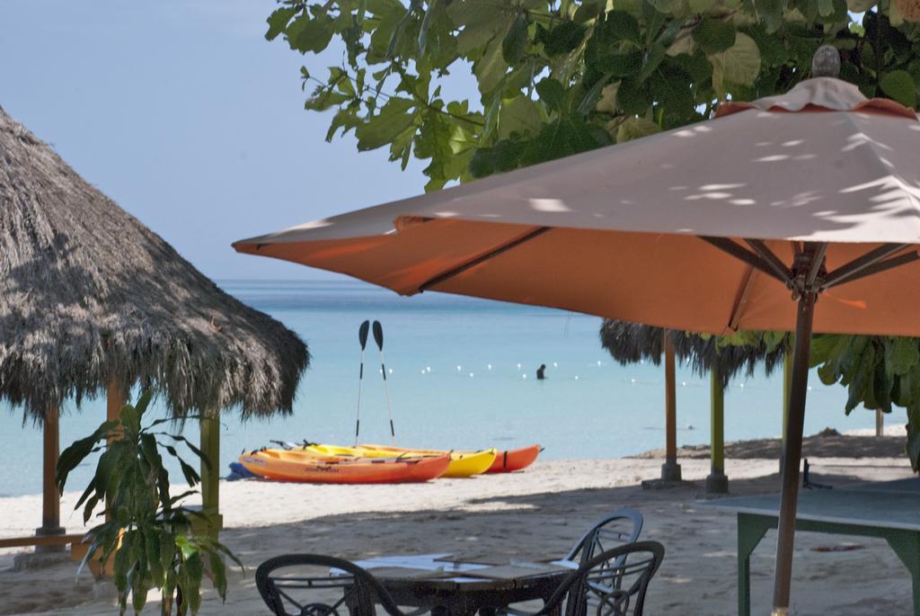 Coral Seas Beach Negril Buitenkant foto