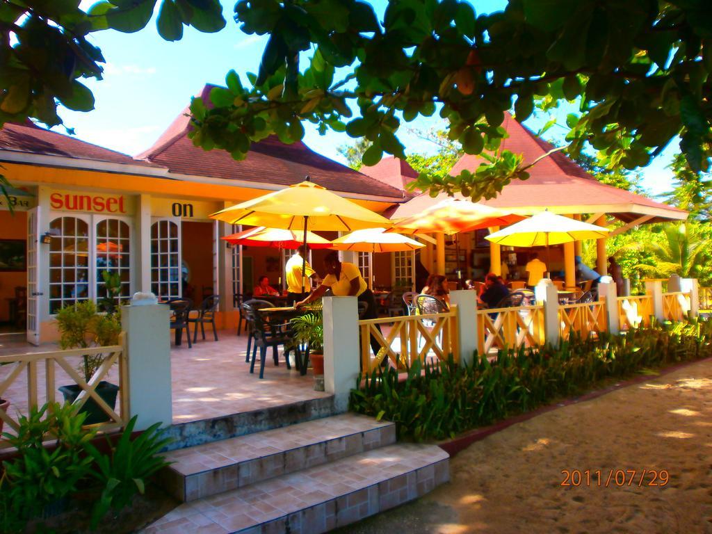 Coral Seas Beach Negril Buitenkant foto